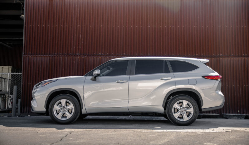 
								2023 Toyota Highlander Hybrid full									